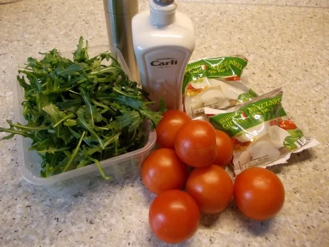 Rezept: Tomaten mit Mozzarella auf Rucola Bild Nr. 2 Tomaten mit Mozzarella auf Rucola - Rezept - Bild Nr. 2