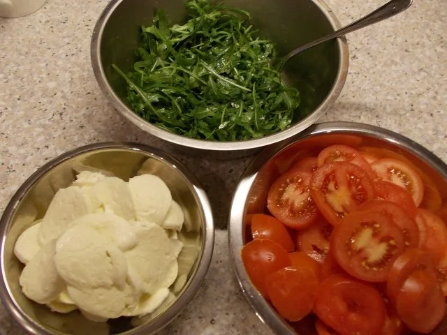 Rezept: Tomaten mit Mozzarella auf Rucola Bild Nr. 3 Tomaten mit Mozzarella auf Rucola - Rezept - Bild Nr. 3