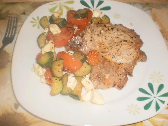 Rezept: Ofenkoteletts mit Sommergemüse Ofenkoteletts mit Sommergemüse - Rezept