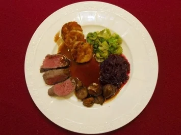Rehrücken mit Blaukraut, Rosenkohlblättern, Brezenknödel und Marrons glaces (Michael Schanze) - Rezept - Bild Nr. 23