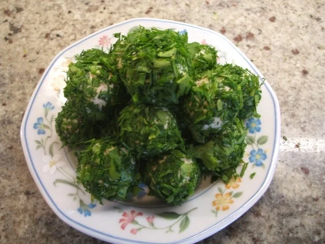 Frischkäse: Frischkäse-Bällchen im Kräuterkleid - Rezept