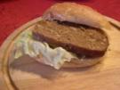 Schneller Hackbraten auf Brötchen - Rezept