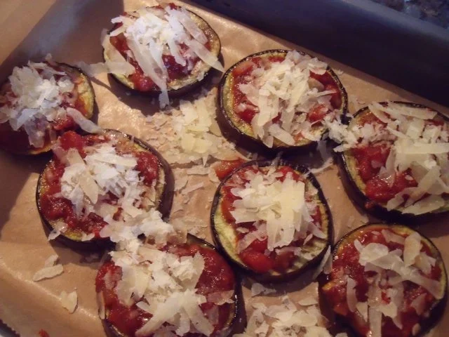 Auberginenscheiben mit Tomatensauce und Parmesan überbacken; Vorspeise oder Antipasti - Rezept - Bild Nr. 2