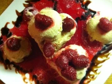 Rezept: Marzipan-Eis auf pfeffrigen Himbeerspiegel.. Marzipan-Eis auf pfeffrigen Himbeerspiegel.. - Rezept