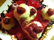 Marzipan-Eis auf pfeffrigen Himbeerspiegel.. - Rezept