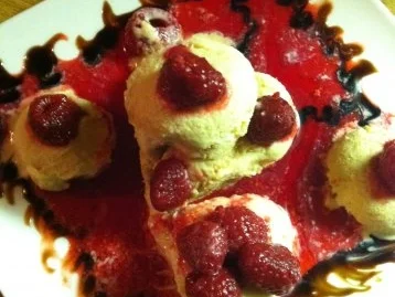 Rezept: Marzipan-Eis auf pfeffrigen Himbeerspiegel.. Bild Nr. 2 Marzipan-Eis auf pfeffrigen Himbeerspiegel.. - Rezept - Bild Nr. 2