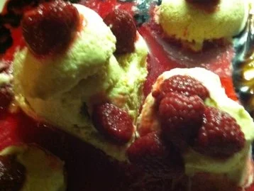 Rezept: Marzipan-Eis auf pfeffrigen Himbeerspiegel.. Bild Nr. 3 Marzipan-Eis auf pfeffrigen Himbeerspiegel.. - Rezept - Bild Nr. 3