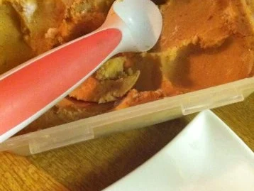 Rezept: Marzipan-Eis auf pfeffrigen Himbeerspiegel.. Bild Nr. 5 Marzipan-Eis auf pfeffrigen Himbeerspiegel.. - Rezept - Bild Nr. 5