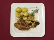 Perlhuhnbrüstchen im Pflaumen-Nuss-Bett mit Rosmarinkartoffeln (Gerit Kling) - Rezept