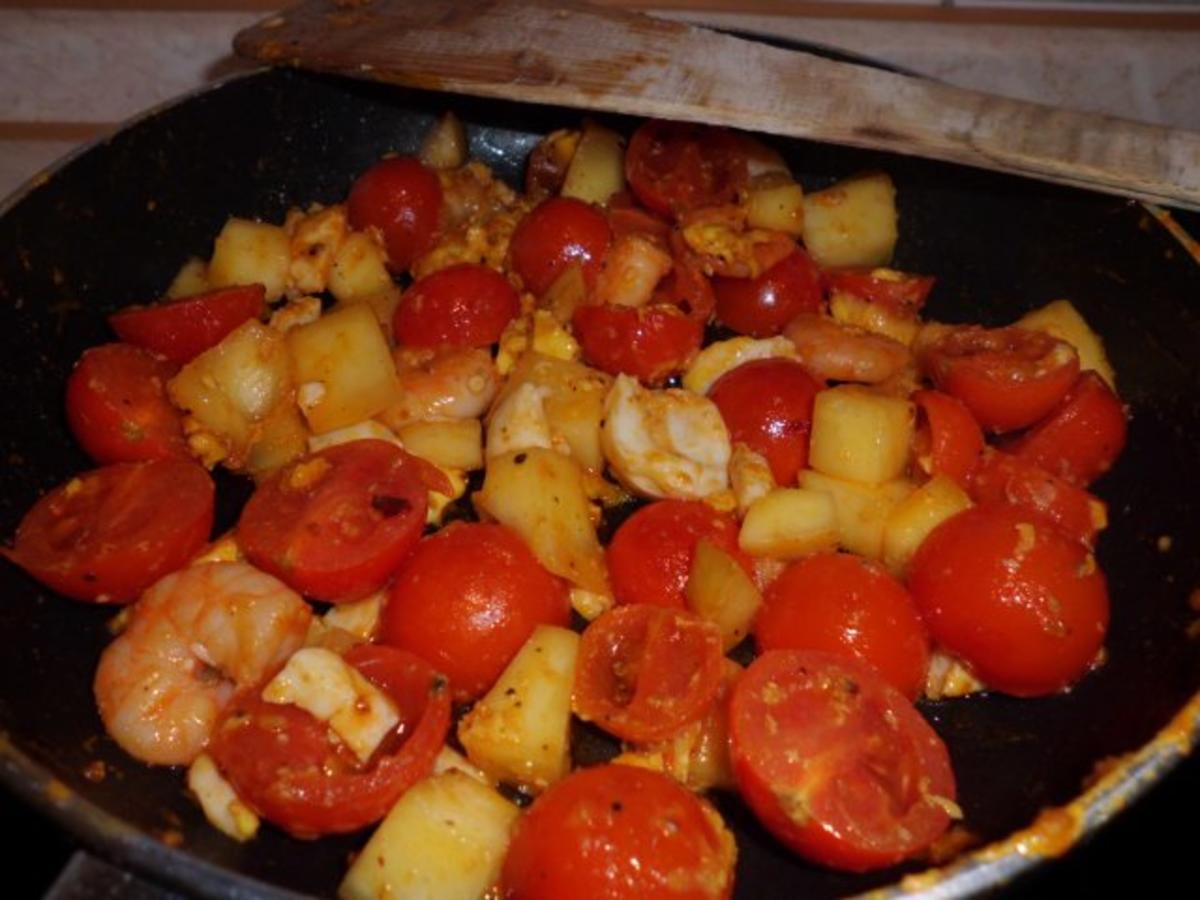 Bilder für Pfannengericht: Tomaten-Mango-Pfanne mit Garnelen und Ei - Rezept