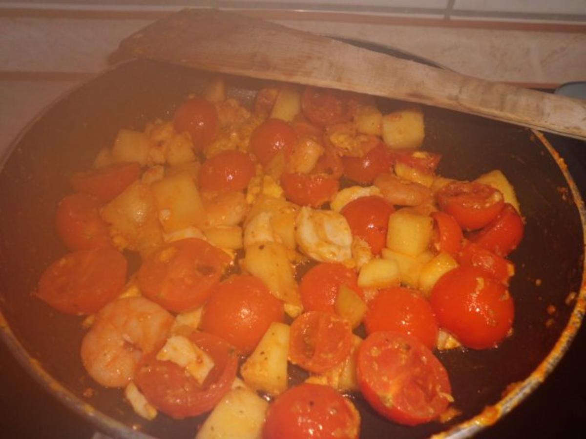 Pfannengericht: Tomaten-Mango-Pfanne mit Garnelen und Ei - Rezept - Bild Nr. 3