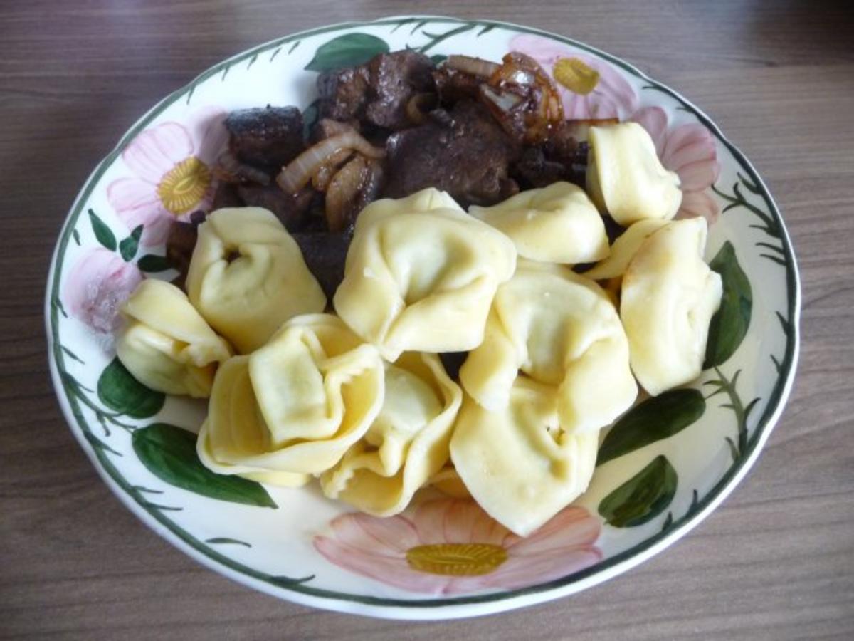 Leber in Stückchen mit Tortellini - Rezept