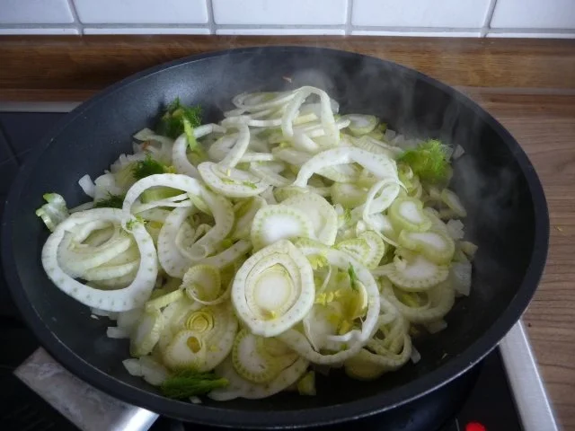 Fleischlos : Räuchertofu mit Fenchel-Rahm-Spinat an Dinkelnudeln - Rezept - Bild Nr. 6