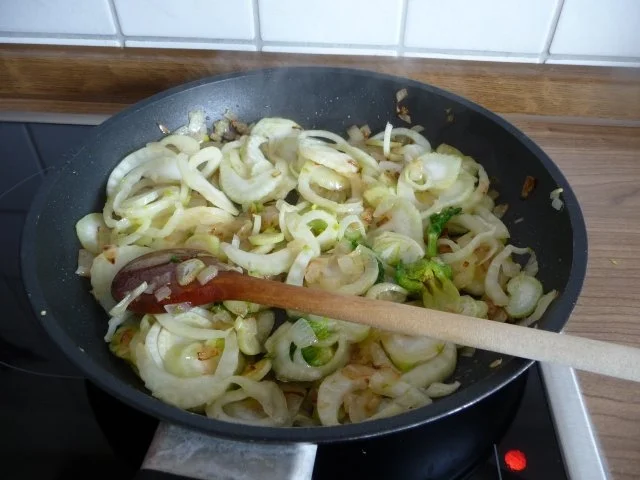 Fleischlos : Räuchertofu mit Fenchel-Rahm-Spinat an Dinkelnudeln - Rezept - Bild Nr. 7