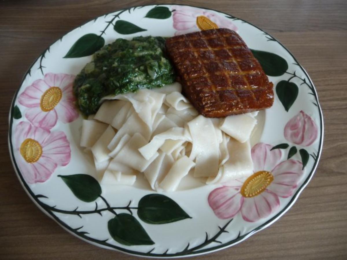 Fleischlos : Räuchertofu mit Fenchel-Rahm-Spinat an Dinkelnudeln ...