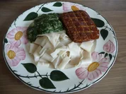 Fleischlos : Räuchertofu mit Fenchel-Rahm-Spinat an Dinkelnudeln - Rezept