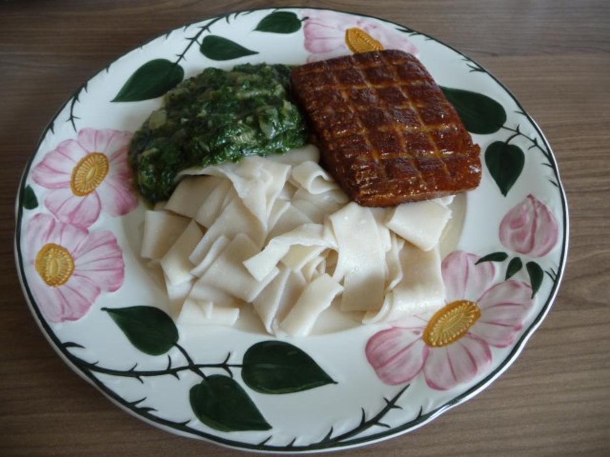 Bilder für Fleischlos : Räuchertofu mit Fenchel-Rahm-Spinat an Dinkelnudeln - Rezept