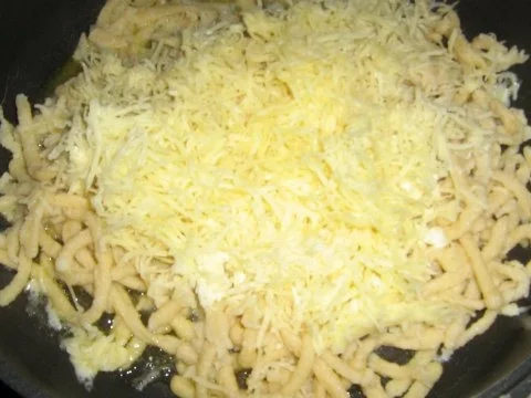 Rezept: Käsespätzle Bild Nr. 2 Käsespätzle - Rezept - Bild Nr. 2