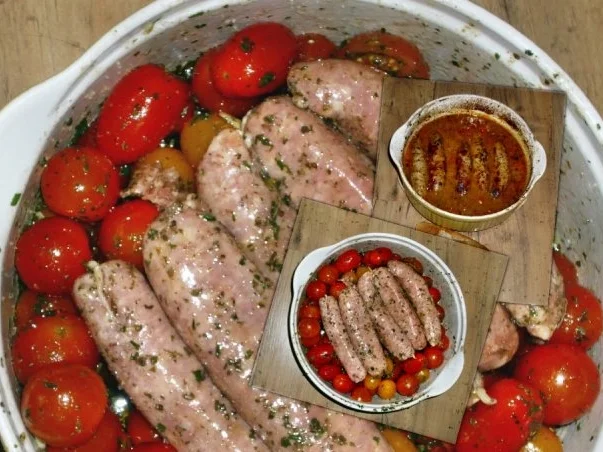 Schweinswürste an Tomaten - Rezept