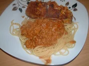 Scharf paniertes Schweinefilet an Spagetti mit Bolognesersauce - Rezept