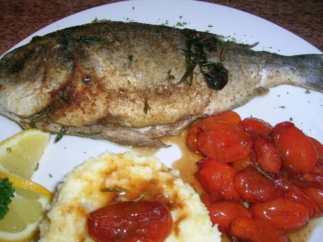 Dorade, gebraten, mit Meerrettichstampf und Schmortomaten - Rezept - Bild Nr. 5