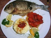 Dorade, gebraten, mit Meerrettichstampf und Schmortomaten - Rezept