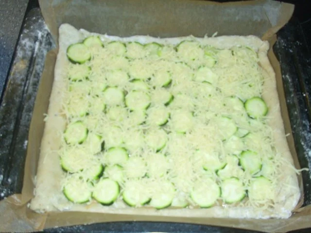 Pizza mit Zucchini und Gorgonzola - Rezept - Bild Nr. 6