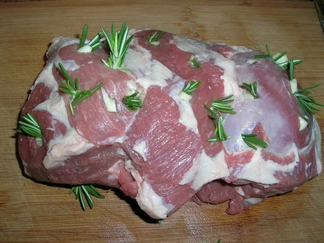 Rosmarin-Knoblauch-Lammkeule mit weißen dicken Bohnen und Couscous - Rezept - Bild Nr. 3