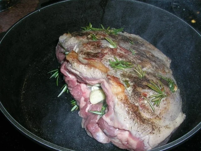 Rosmarin-Knoblauch-Lammkeule mit weißen dicken Bohnen und Couscous - Rezept - Bild Nr. 4