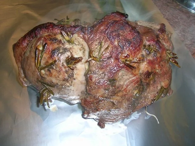 Rosmarin-Knoblauch-Lammkeule mit weißen dicken Bohnen und Couscous - Rezept - Bild Nr. 5