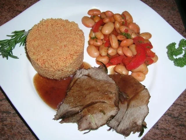 Rosmarin-Knoblauch-Lammkeule mit weißen dicken Bohnen und Couscous - Rezept - Bild Nr. 2