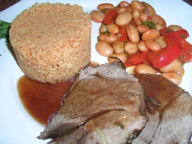 Rosmarin-Knoblauch-Lammkeule mit weißen dicken Bohnen und Couscous - Rezept - Bild Nr. 6