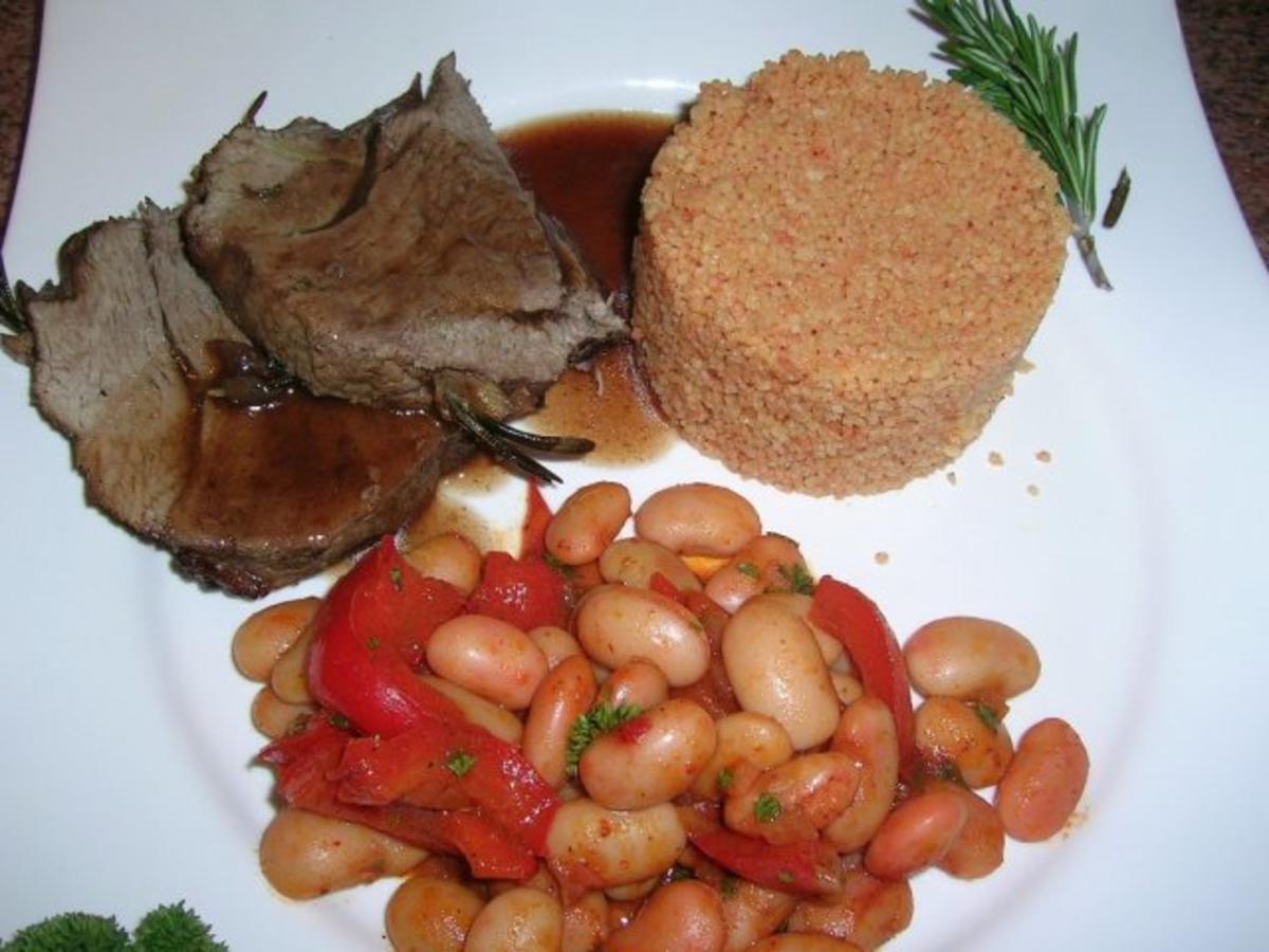 Rosmarin-Knoblauch-Lammkeule mit weißen dicken Bohnen und Couscous - Rezept