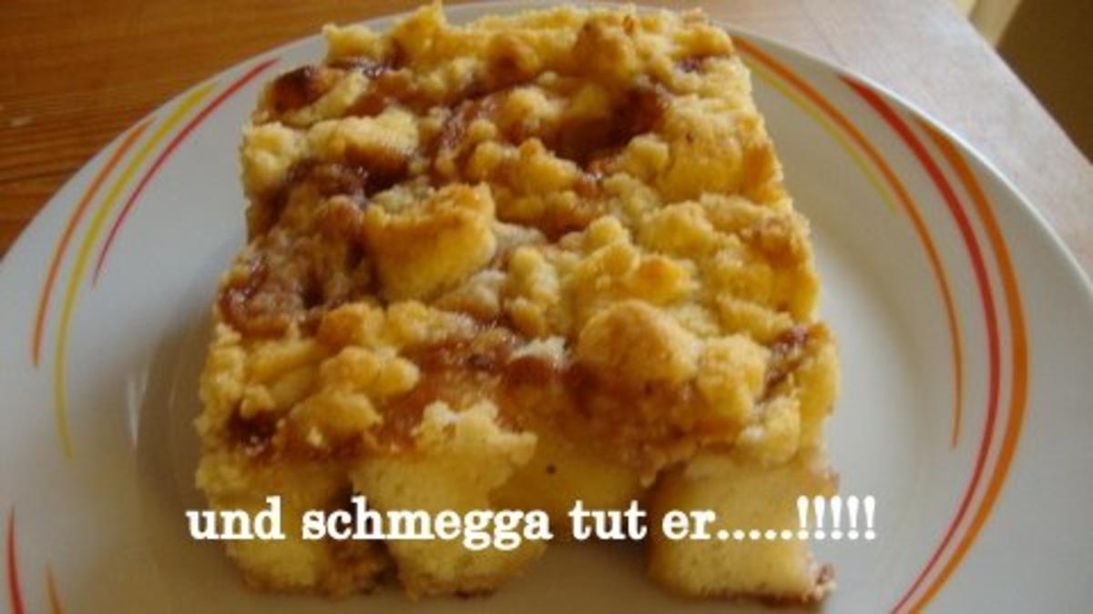 Bilder für Rosenkuchen aus Quarkteig mit Mascarpone-Rum Erdbeerkonfitüren Füllung und dick Streusel - Rezept