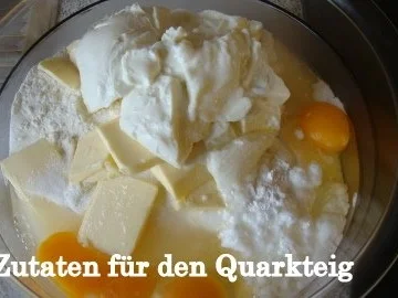 Rosenkuchen aus Quarkteig mit Mascarpone-Rum Erdbeerkonfitüren Füllung und dick Streusel - Rezept - Bild Nr. 2