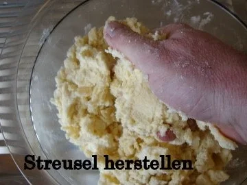 Rosenkuchen aus Quarkteig mit Mascarpone-Rum Erdbeerkonfitüren Füllung und dick Streusel - Rezept - Bild Nr. 5