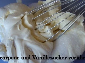 Rosenkuchen aus Quarkteig mit Mascarpone-Rum Erdbeerkonfitüren Füllung und dick Streusel - Rezept - Bild Nr. 7