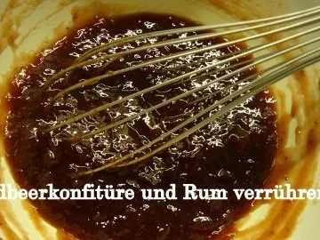 Rosenkuchen aus Quarkteig mit Mascarpone-Rum Erdbeerkonfitüren Füllung und dick Streusel - Rezept - Bild Nr. 9