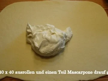 Rosenkuchen aus Quarkteig mit Mascarpone-Rum Erdbeerkonfitüren Füllung und dick Streusel - Rezept - Bild Nr. 11