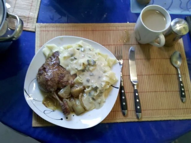 Geflügel: Schlemmerente mit Gorgonzola-Zucchinisoße und Lachsnudeln - Rezept - Bild Nr. 2