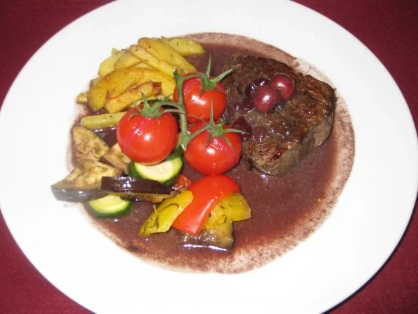 Rezept: Rindersteak mit Kräuterbutter an Ofengemüse und Pommes Toskana auf Kirsch-Rotwein-Soße Rindersteak mit Kräuterbutter an Ofengemüse und Pommes Toskana auf Kirsch-Rotwein-Soße - Rezept
