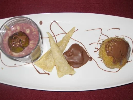 Rezept: Lauwarmes Kastanien-Törtchen an Kastanienmousse auf Rotweinfeigenkompott Lauwarmes Kastanien-Törtchen an Kastanienmousse auf Rotweinfeigenkompott - Rezept