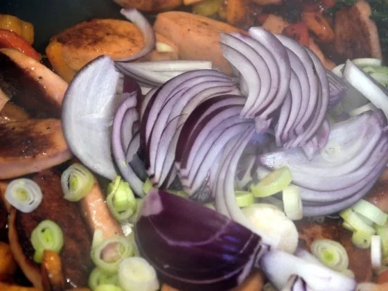 Rezept: Deftige Wurstpfanne mit Paprika-Kartoffeln aus dem Ofen Bild Nr. 9 Deftige Wurstpfanne mit Paprika-Kartoffeln aus dem Ofen - Rezept - Bild Nr. 9