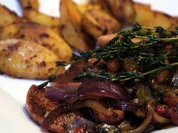 Deftige Wurstpfanne mit Paprika-Kartoffeln aus dem Ofen - Rezept