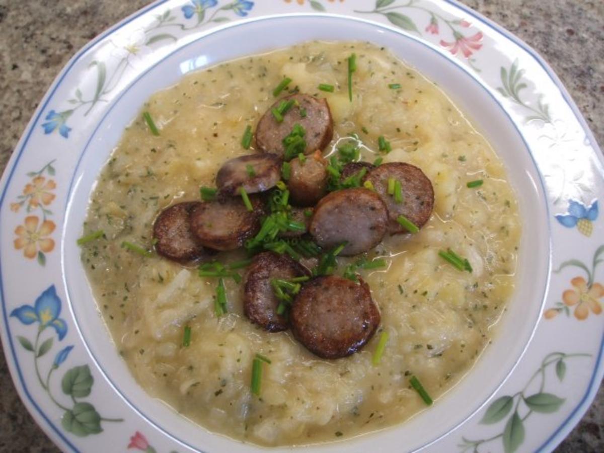 Suppen: Kartoffelsuppe mit Sauerkraut und Bratwurst - Rezept
