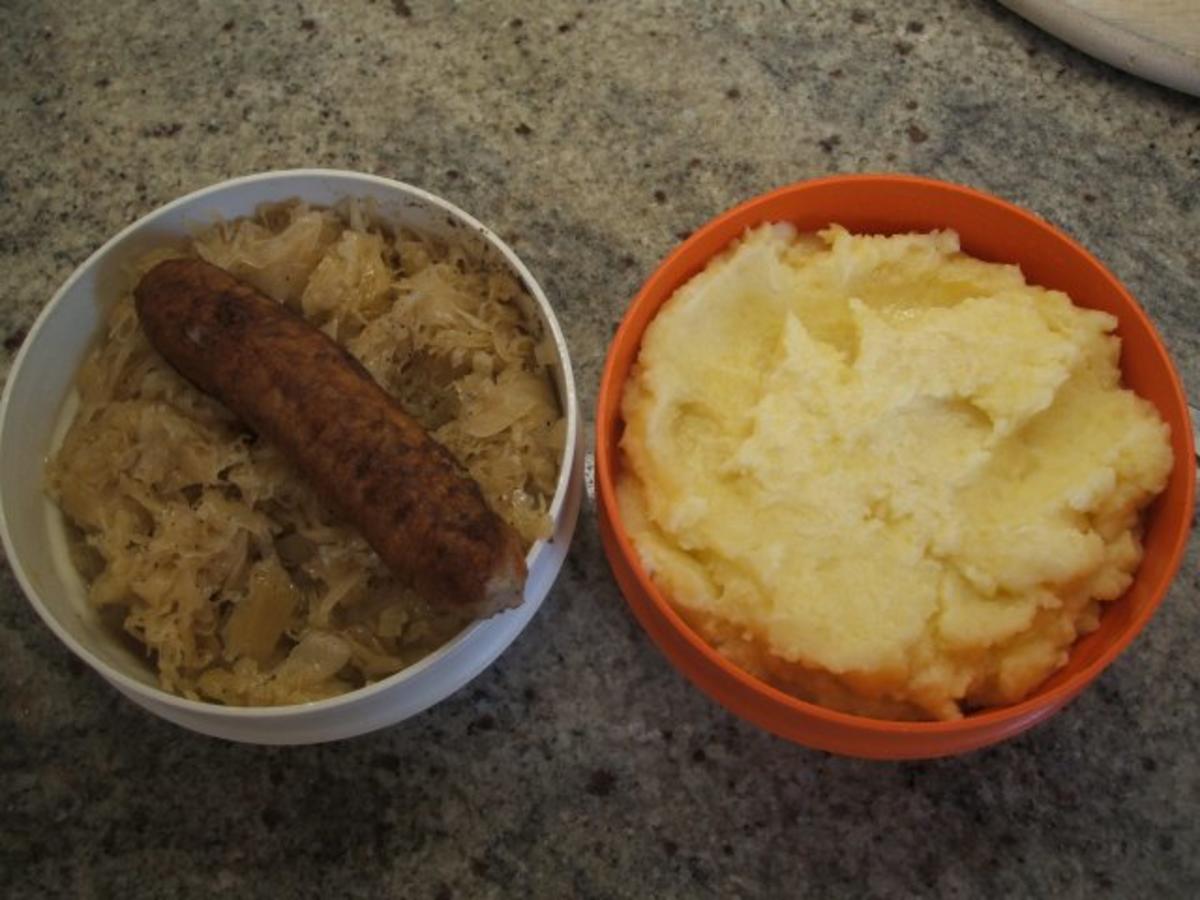 Suppen: Kartoffelsuppe mit Sauerkraut und Bratwurst - Rezept - Bild Nr. 2