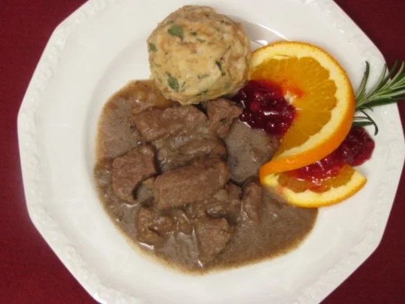 Rezept: Hirschgulasch an Kräuterknödeln Hirschgulasch an Kräuterknödeln - Rezept