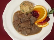 Hirschgulasch an Kräuterknödeln - Rezept