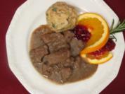 Hirschgulasch an Kräuterknödeln - Rezept