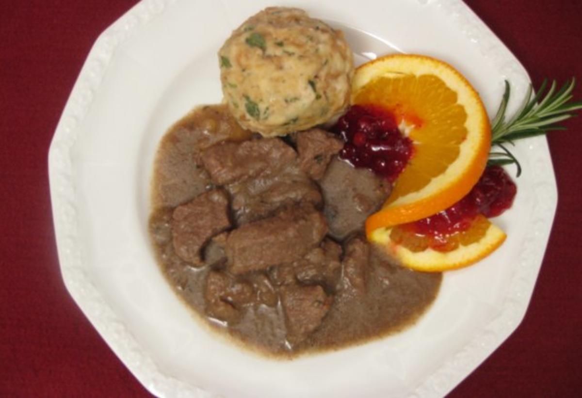 Bilder für Hirschgulasch an Kräuterknödeln - Rezept